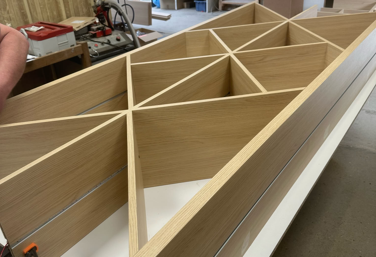 Fabrication en atelier d’un agencement sur mesure par Graille Menuiserie en Corrèze.