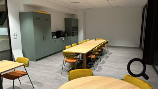 Cuisine sur mesure avec rangements intégrés et grande table centrale, réalisée par Graille Menuiserie.